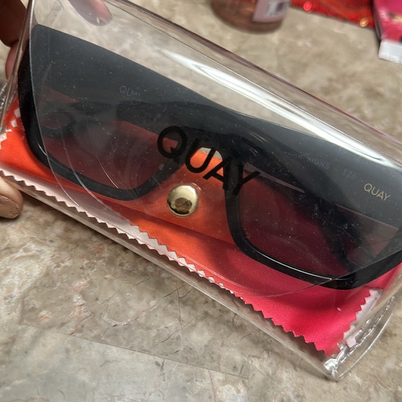 Quay Australia Dollar Signs Black/Smoke Polarized Sunnies - Picture 5 of 5